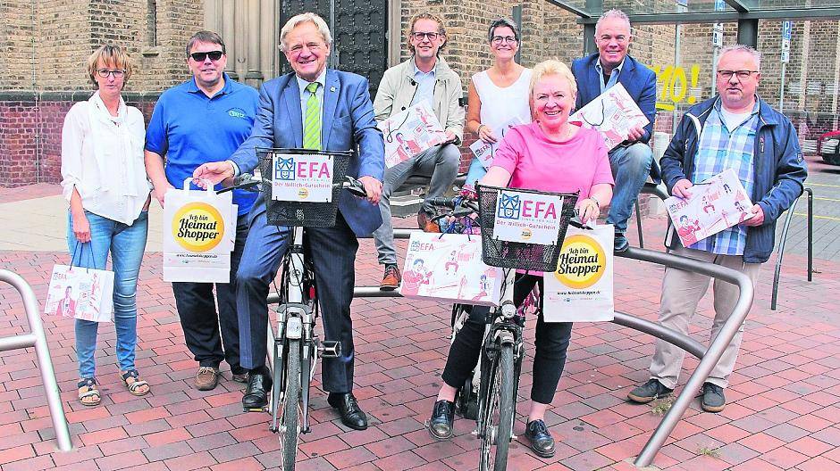  Bürgermeister Josef Heyes und die Technische Beigeordnete Martina Stall machen sich gemeinsam mit den vier Händlergemeinschaften und dem Willicher Citymanagement für den Einkauf vor Ort stark, den beide gerne mit dem Fahrrad erledigen. 
