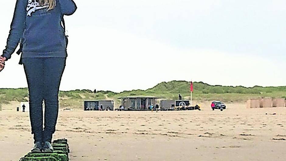  Nichts als Meer und Sand, so ruhig ist es morgens am Strand von Oostkapelle. Auch ein Strand der nicht „Sommer, Sonne, Party“ schreit, hat seinen Charme. 