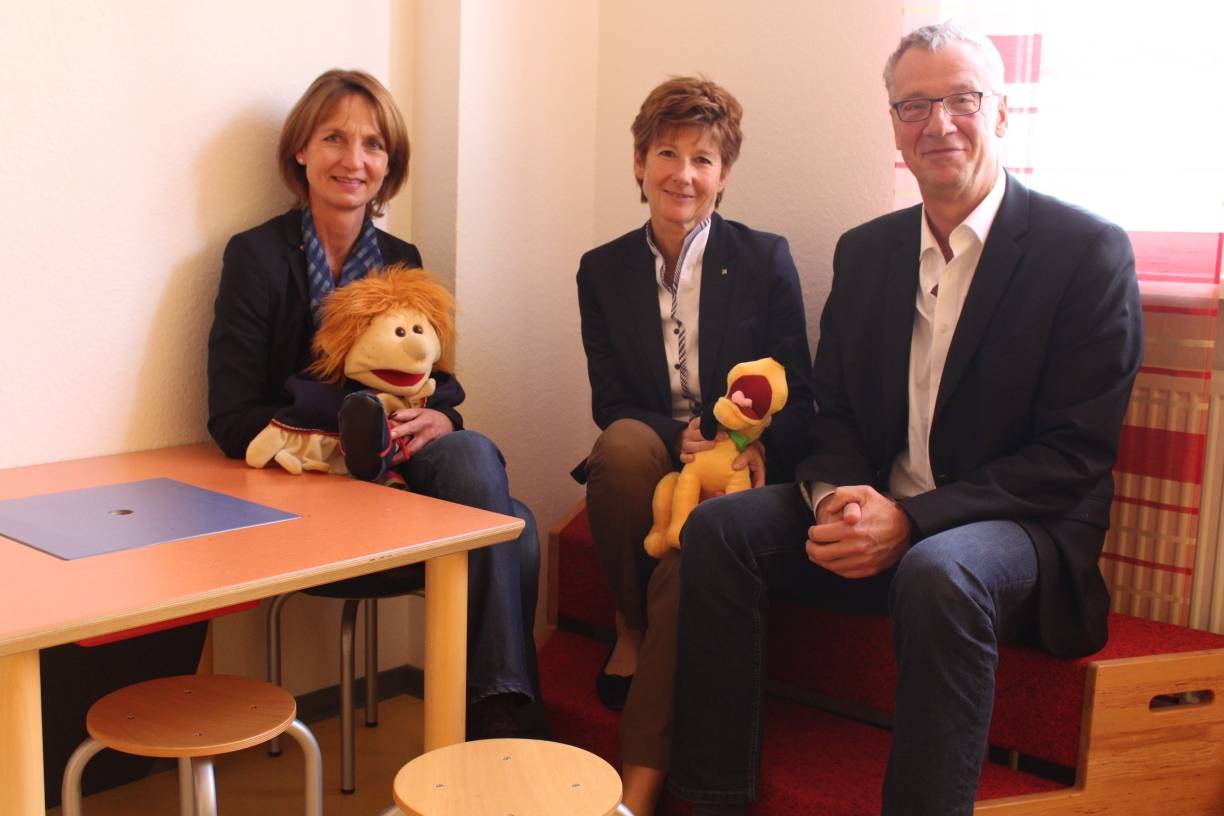 Im Einsatz für Kinder: (v.l.) Vereinsvorsitzende Birgit August, ihre Stellvertreterin Petra Birnbrich und Geschäftsführer Dietmar Siegert zeigen das Spielzimmer in der Kinderschutzbundzentrale.