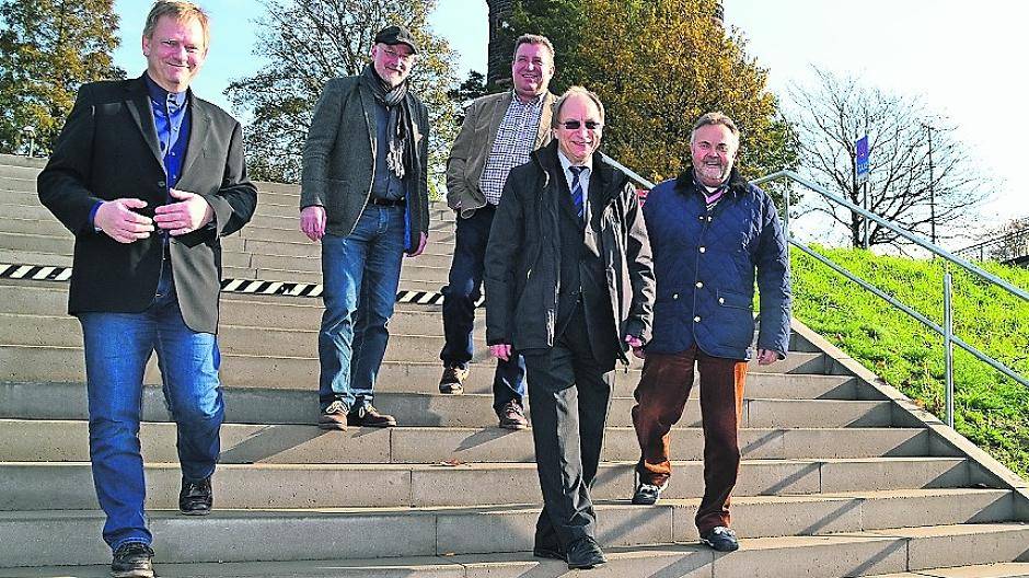 Gemeinsam für eine noch attraktivere Mühlenweide (im Bild von rechts): Mario Adams (Ruhrorter Hafen-Kapitän), Walter Pavenstedt (Vorstandsvorsitzender Hafenfest-Verein), Klaus Biedka (Geschäftsführer stadt-panorama-Gruppe), Dr. Bernhard Weber (Leiter Museum der Deutschen Binnenschifffahrt) und Ferdi Seidelt (Chefredakteur stadt-panorama-Gruppe)