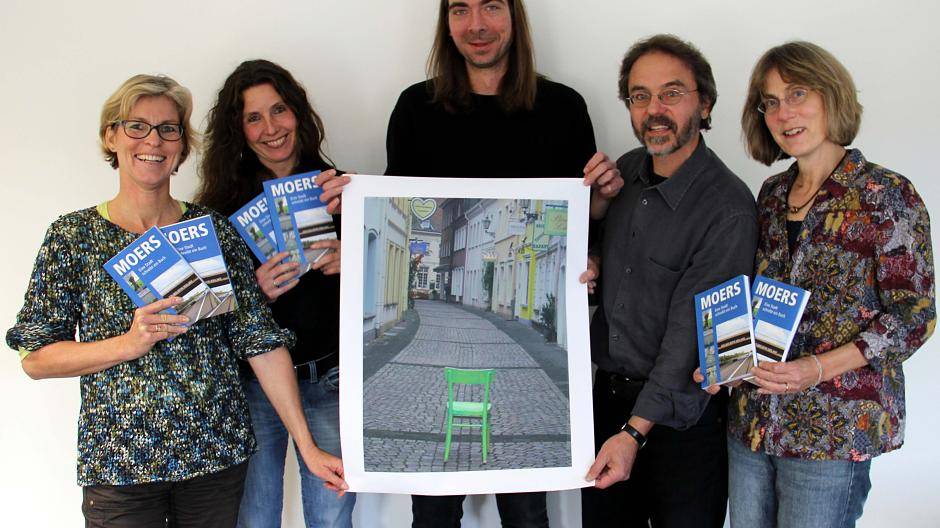 vhs-Leiterin Beate Schieren-Ohl, Jeanette Bovelet, Jörg Büschgens, Dr. Ulrich Steuten und Uschi Friebel vom Redaktionsteam präsentieren „Moers — Eine Stadt schreibt ein Buch“.