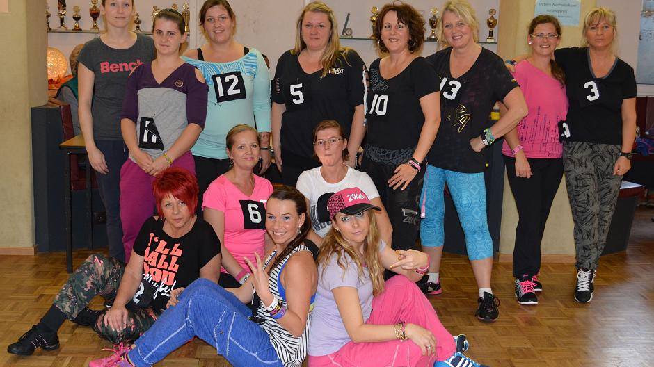  Die Tänzerinnen der Zumba Fitness Gruppe freuen sich nach ihrer bestandenen Prüfung.  