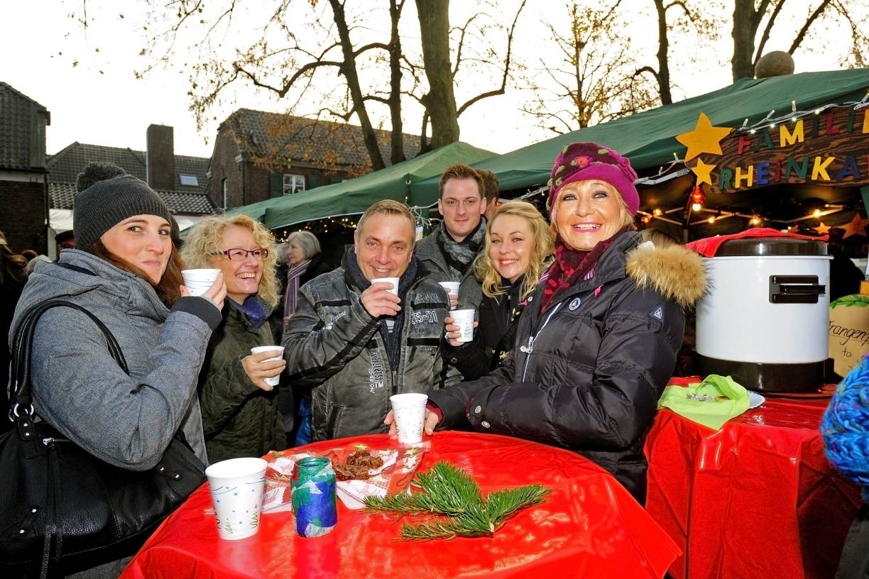  Das Wochenende bot bestes Weihnachtsmarktwetter: Kalt genug für Glühwein und trocken genug, um die einzigartige Atmosphäre in Repelen zu genießen. 