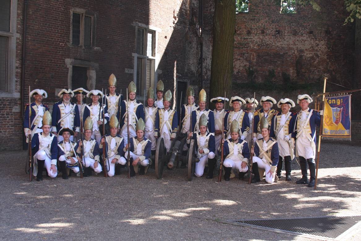 Königsgrenadiere machen Linner Heimatbrunnen winterfest
