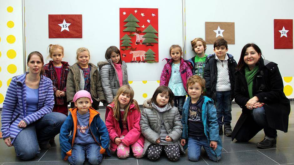  Die „Mondgruppe“ des Elisabeth-Kindergartens beteiligt sich an dem Adventskalender der Bibliothek Moers. Jeden Tag ist im Foyer des Hanns-Dieter-Hüsch-Bildungszentrums ein schönes neues Bild zu sehen.  