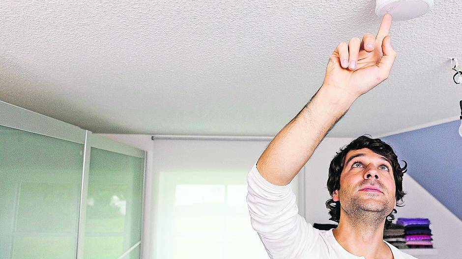 Dank Magnetklebepad lassen sich manche Rauchmelder innerhalb von 30 Sekunden an der Decke installieren.