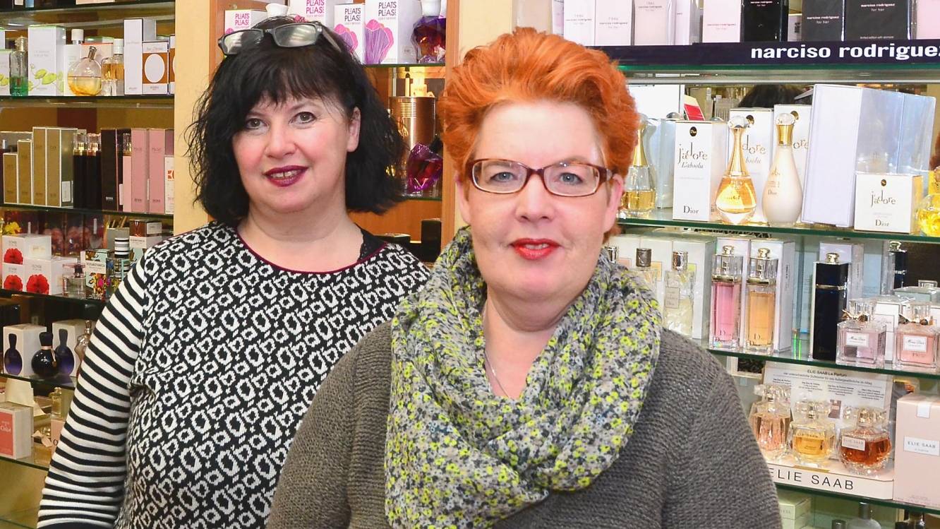  Roswita Hiebl (links) arbeitet seit Jahrzehnten für Susanne Ohly und ihren Bruder. Sie muss sich jetzt nach etwas neuem umschauen. Umschauen müssen sich jedoch auch die Geschwister Ohly, die gerne weiterhin in dem Parfümeriebereich arbeiten würden, jedoch nicht mehr selbstständig. 