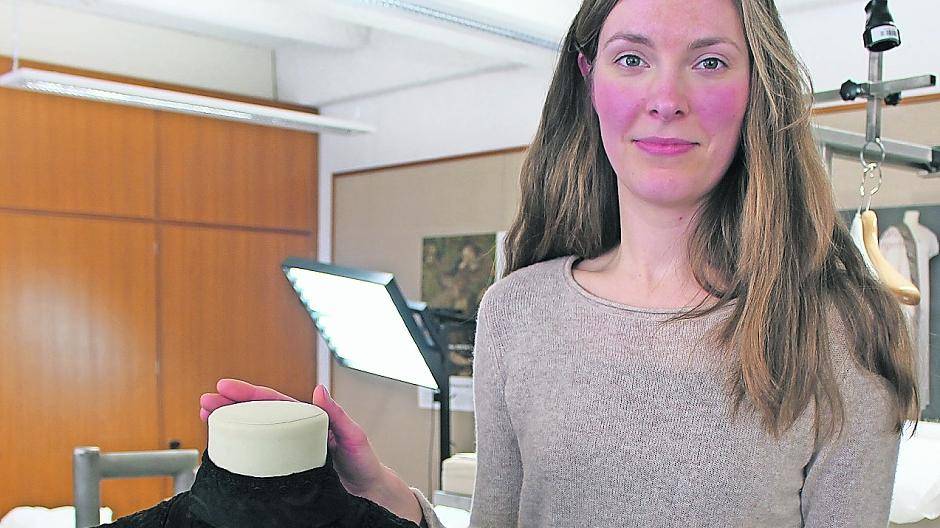 Schön war die Zeit: Als die Dame auf dem Foto im Jahre 1908 heiratete, konnte sie nicht ahnen, dass ihr Hochzeitskleid einmal im Textilmuseum ausgestellt werden würde. Restauratorin Verena Thiemann hat dafür gesorgt, dass das gute Stück in neuem Glanz erstrahlt.