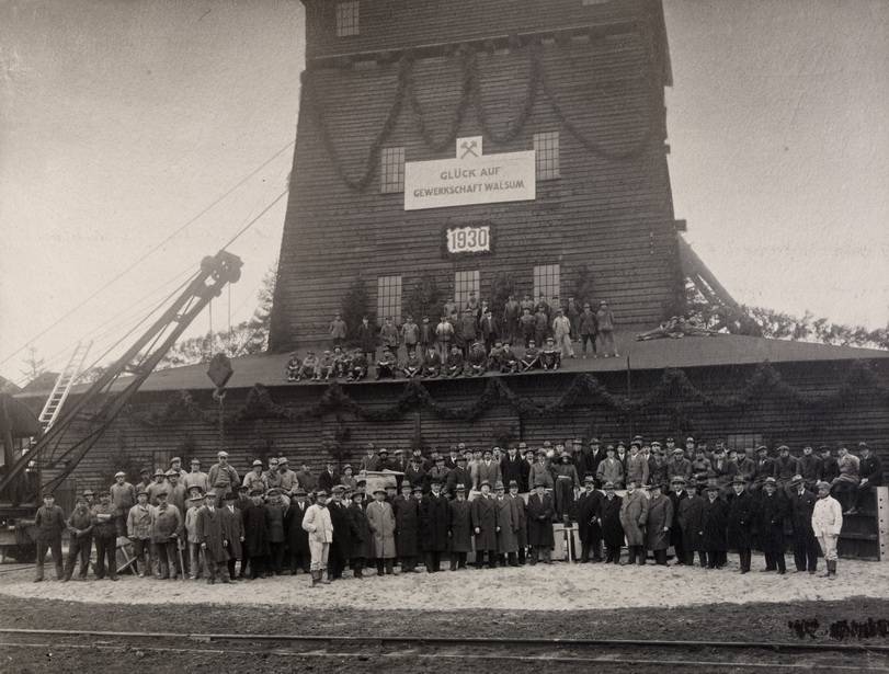 Gruppenfoto der Belegschaft vor dem Schacht Walsum 2, als dort am 11. November 1930 bei 340 Metern Teufe das Steinkohlengebirge erreicht wurde.