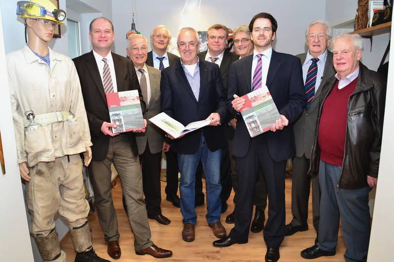 Gruppenbild mit Büchern: Ein Teil der Gruppe, die am Buch „Zeche am Strom“ mitgearbeitet haben, stellte sich im Walsumer Knappenheim dem Fotografen. Unter ihnen ist Hans-Dieter Kollecker (letzter Leiter der Zeche — mit aufgeschlagenem Buch), Christian Böse (mit Buch rechts) und Michael Farrenkopf (mit Buch links) vom Bergbaumuseum Bochum. Mit dabei sind unter anderen auch Bertold Maucher, Markscheider Peter Reinhart und Erich Heinser.