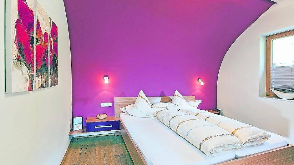 Wohngesund und farbenfroh — Wandgestaltung mit Tonfarben im Bioferienhaus in Ried (Österreich).