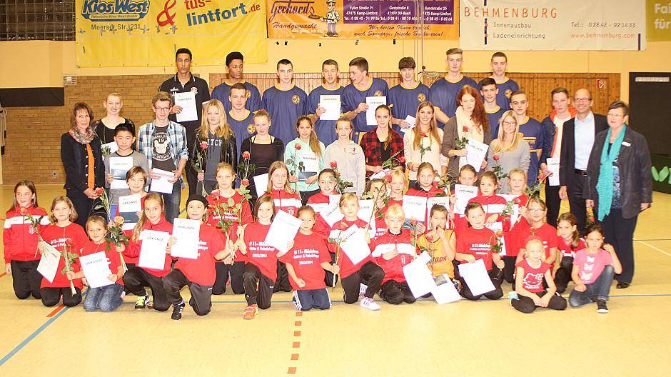 Das Bild zeigt Dr. Müllmann, Frau Ebling (rechts), Frau Siewior (links) sowie die Geehrten: Joice Merten, Sarah Ritz, Kim Jablonsk (Lintforter Turnverein), Naina Klein (TuS Lintfort), Pia Theberath, Lina Gesa Völke, Kira Theberath, Gretha Swantje Völke (Reiterverein Seydlitz Kamp), Alina Rösken, Laura Tappertz, Lea Starsinski, Simona Kisseler (Reitclub Altfeld), Alexander Mao (Post-Sportverein Kamp-Lintfort), Peter und Leonard Voss-Queitsch (Kamp-Lintforter Segelclub), Joel Aminu, Jochen Durdel (Basketballgemeinschaft Kamp-Lintfort) sowie die Mannschaften U11 Mädchen TuS Fichte Lintfort sowie U18 Jungen der Basketballgemeinschaft Kamp-Lintfort.  