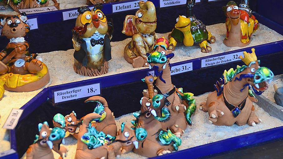  Nicht typisch „Duisburgerisch“, doch überall beliebt sind die vielen Figuren, die an den Buden und Ständen gekauft werden können. 