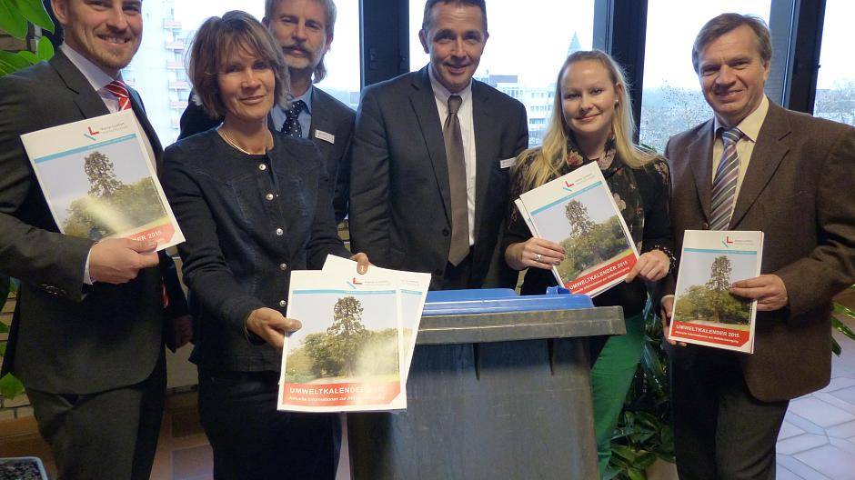 Präsentierten den neuen Umweltkalender (v.l.): Marc Rebusch (Sparkasse Duisburg), Gabriele Siewior (Stadtwerke Kamp-Lintfort), Kämmerer Martin Notthoff, Bürgermeister Christoph Landscheidt, Abfallberaterin Claudia Biedermann und Stadtwerke-Geschäftsführer Andreas Kaudelka.