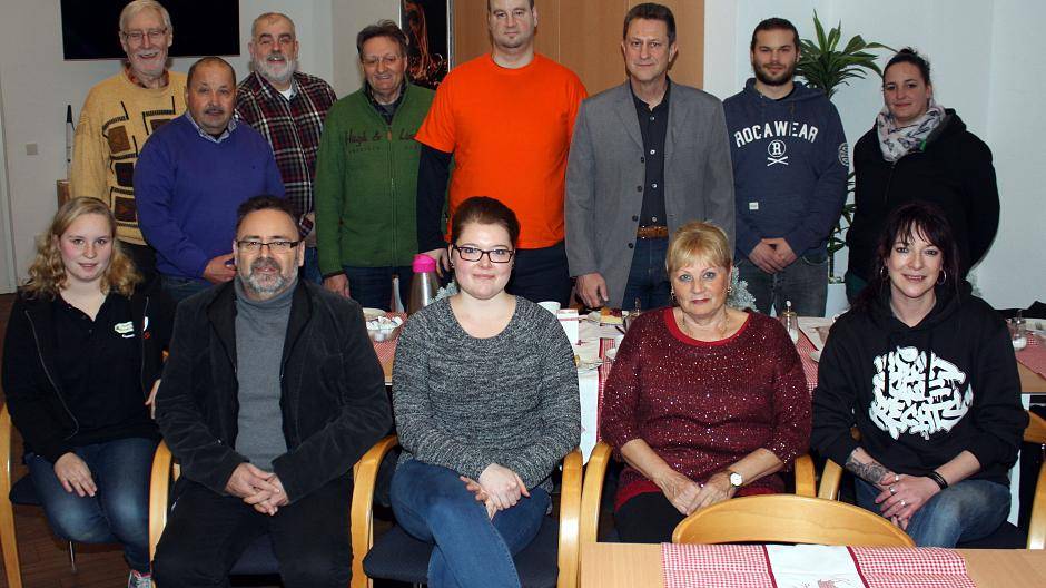 Auf dem Foto bei der Geldübergabe an die Neumühler Jugendeinrichtungen freuen sich in der hinteren Reihe von links nach rechts die Stielmustheater-Aktivposten Wolfgang Creß, Günter Bleck, Reiner Michels, Dieter Rachny, Jugendleiter Stefan Ringling von der ev. Jugend, Hans Müller von Amt für Soziales und Wohnen für das Bürgerhaus, Maximilian Winterseel vom Lemonhaus e.V. und Lorena Huetgens von der OfJu. Vordere Reihe v.l. Theresa Haak von der KJG Herz-Jesu, Bezirksbürgermeister Uwe Heider, Marina Koch von der ev. Jugend, Elsbeth Kühn vom Stielmustheater und Susanne Lohaus, die sowohl das Lemonhaus als auch die OfJu vertritt.