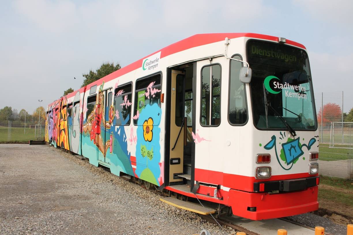  Die alte Straßenbahn hat ihren endgültigen Standort neben dem Sportplatz Berliner Allee, direkt an der Skateranlage, gefunden. 