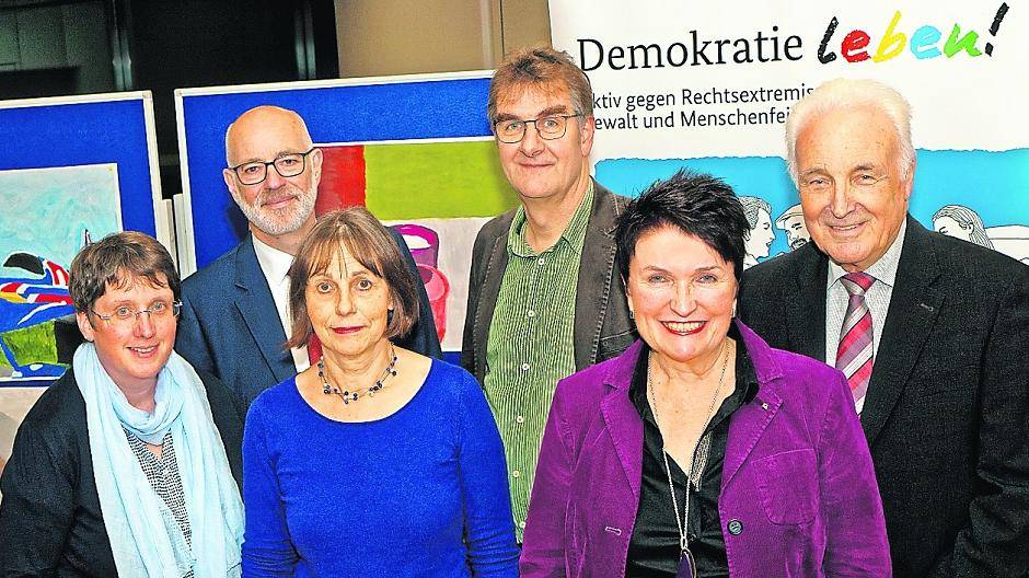 Ingo Schabrich, Kreisdirektor und Bildungsdezernent des Kreises Viersen, Jürgen Wiebicke, Philosoph und WDR-Journalist, Kempens stellvertretender Bürgermeister Otto Birkmann (hinten v.l.) sowie Kerstin Schöffel vom Kolping Bildungswerk, Ulla Theisling, Beraterin „Demokratie leben!“ für den Kreis Viersen sowie Daniela Schiefner vom Regionalen Bildungsnetzwerk (vorne v.l.).
