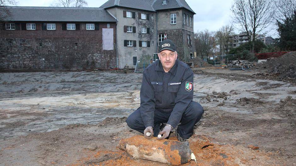  Frank Höpp vom Kampfmittelräumdienst mit der entschärften Bombe in der Baugrube am Ententeich.  