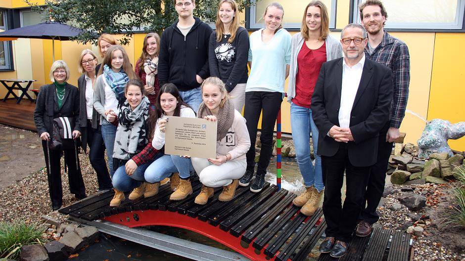 „Ein kleines, aber feines Projekt“, nannte die begleitende Architektin Ann Kristin Olfen die Neugestaltung des Pausenhofes am Gymnasium Voerde anlässlich der Präsentation des Projektes.