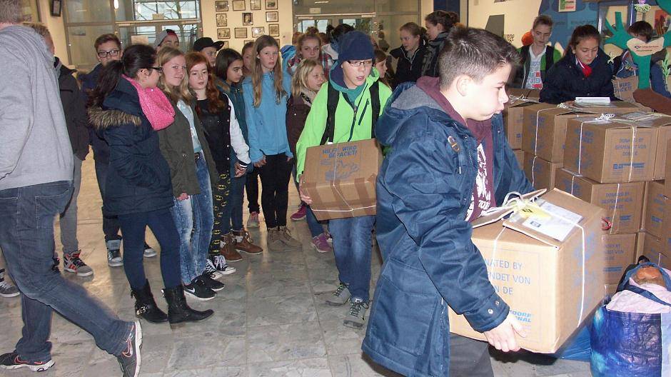 Alle packen mit an: Die Schülerinnen und Schüler der 7. Klassen füllten 64 Pakete für das Projekt des Friedensdorfes.