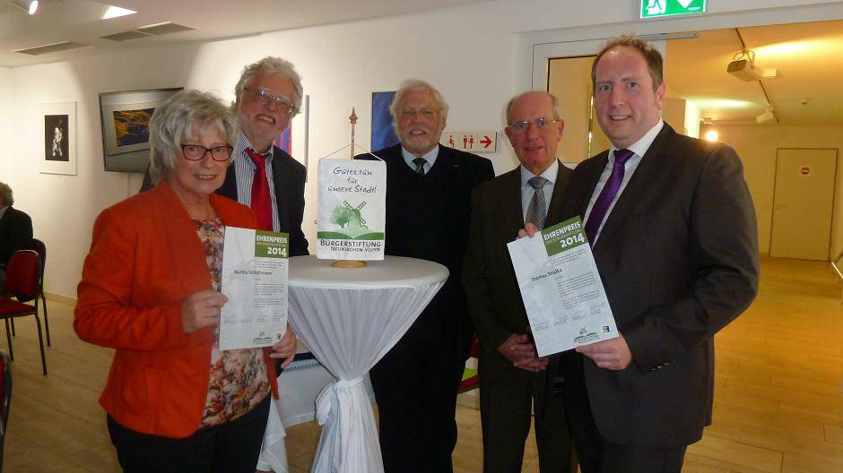  Martha Schlothmann (Preisträgerin 2014), Dr. Joachim H. Bürger (Laudator) Dipl.-Verw.-Wirt Ralf Lingrün (Stiftungsvorsitzender), Dr. med. Lutz Kindt (Vorsitzender des Stiftungsrates) sowie Thomas Stralka (Preisträger) bei der Preisverleihung.  