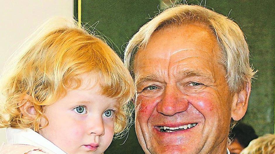  Bürgermeister Josef Heyes beim Geburtstagsempfang mit seiner Enkeltochter Freya. 