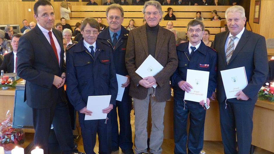 Im Rahmen der letzten Sitzung des Stadtrates übergab Bürgermeister Landscheidt die Ehrenringe.