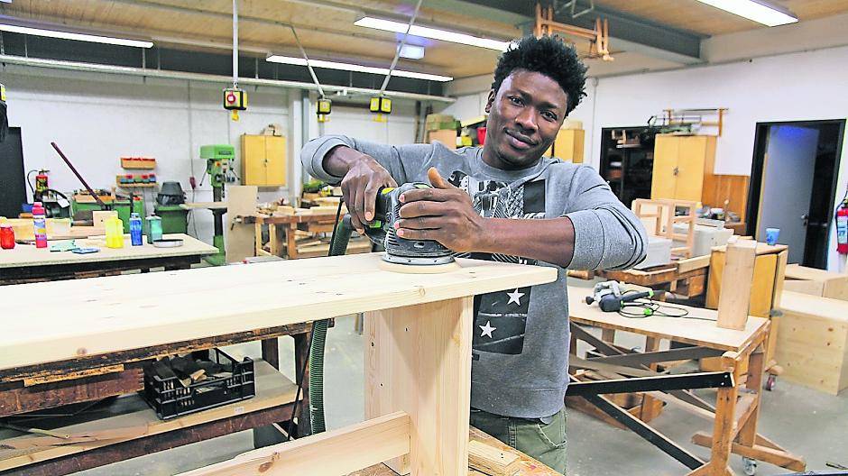 Holz: Ein Stück Hoffnung für Mamoudou