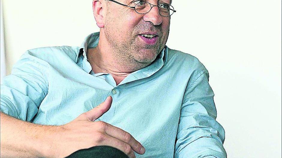 Hemdsärmelig: Schauspieldirektor Matthias Gehrt entwickelt eine Gesamtkonzeption, um die Debatte um Flüchtlinge in der Krefelder Bürgerschaft mit den Mitteln des Theaters aufzugreifen.