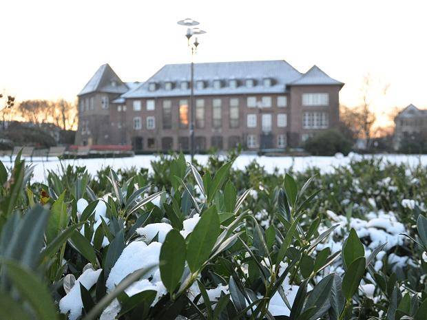 Das Rathaus (unscharf) mit weißem...
