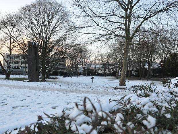 Stadtpark und THG im Winterkleid. Viele Dinslakener nutzen die Gunst der Stunde und...