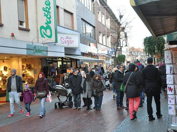 Shoppen bei eisigen Temperaturen am letzten Verkaufsoffenen Sonntag des...