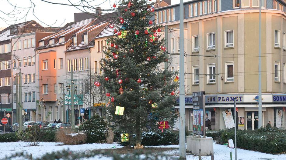 Der Weihnachtsbaum am Kreisverkehr im winterlichen...