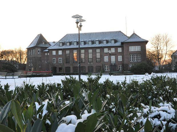 Das Rathaus (scharf) mit weißem...