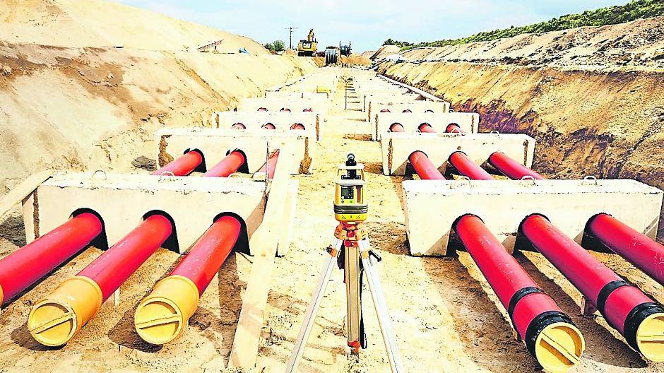  Der Eingriff in die Felder beim Bau der Trasse ist erheblich. Weil die Kabel Wärme abgeben, müssen sie in Abständen von gut einem halben Meter zueinander verlegt werden. 