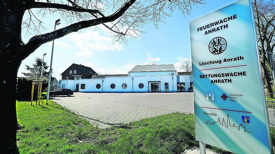 Blick auf die Rückseite der Wachgebäude. Die neu dazu gekommene Rettungswache ist ständig mit zwei Rettungsassistenten/Notfallsanitätern und einem Rettungsfahrzeug besetzt.