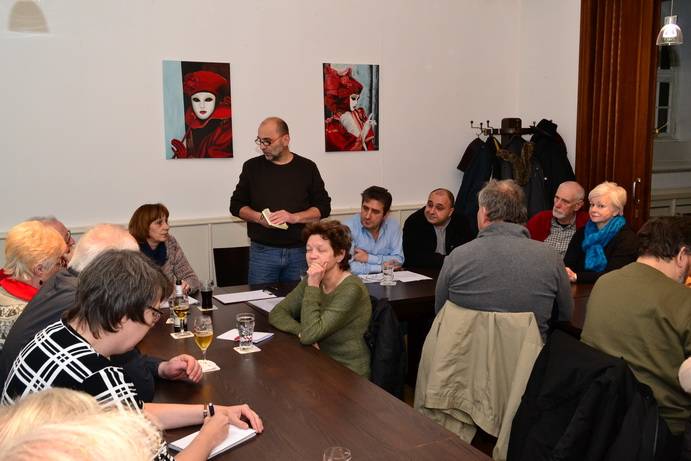 Kein Platz im kleinen Saal blieb