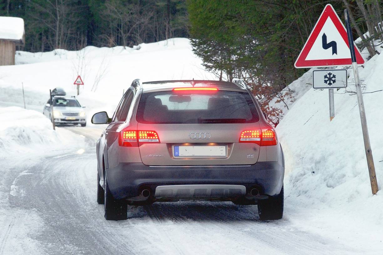  Bei winterlichen Straßenverhältnissen sind Winterreifen Pflicht. 