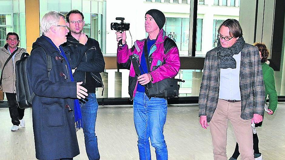  Dr. Jan-Pieter Barbian (2vl) und Dr. Gerd Jahn (5vl) erläuterten die Nutzung der zukünftigen Räume auch mit Hilfe von Plänen.  