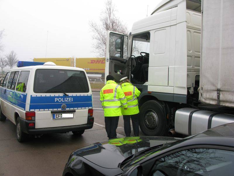 Kinder mit Eltern im Kühltransporter: Flüchtlingsdrama rechtzeitig verhindert