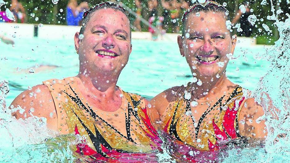 Die Synchronschwimmerinnen Birte Hohlstein-Janssen und Silke Hohlstein-Terwesten in dem Element, in dem sie sich am wohlsten fühlen.