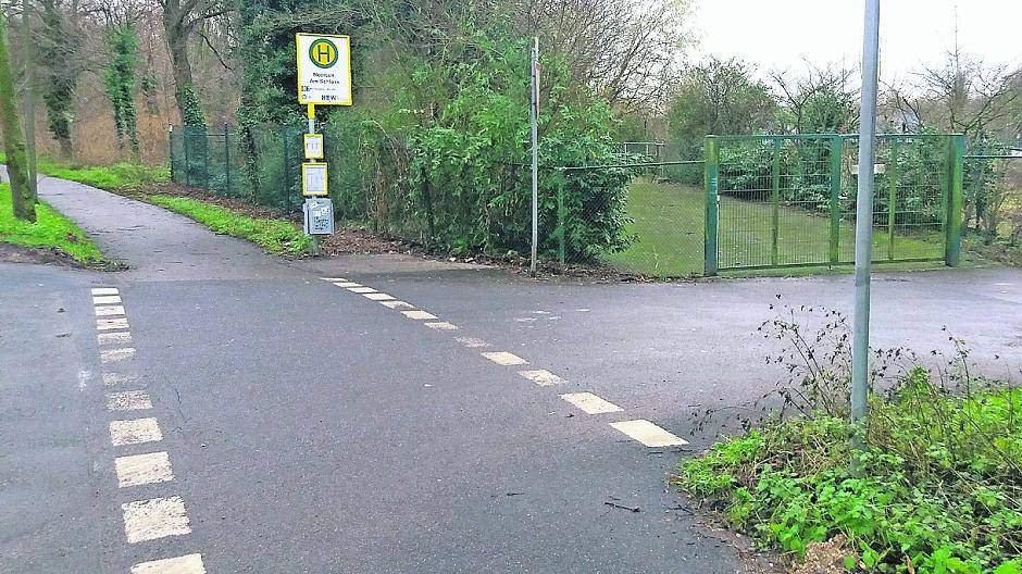  An der neuen Bushaltestelle der Linie 036 im Bereich der Wendeschleife gibt es noch kein Wartehäuschen in dem sich die Fahrgäste unterstellen können. 