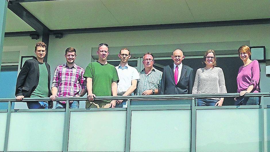 Die Energieexperten aus dem Kreis Viersen (v.l.n.r.): Klimaschutzmanager für den Kreis Viersen Felix Schütte, Energiemanager des Kreises Viersen Niklas Vath, Klimaschutzmanager der Stadt Willich Marcel Gellißen, Klimaschutzmanager der Stadt Viersen Björn Nemak, Energiemanager des Niersverbandes Johannes Bürger, geschäftsführendes Vorstandsmitglied der GWG Viersen Heinz Fels, Klimaschutzmanagerin der Stadt Kempen Lisa Hans und Klimaschutzmanagerin der Stadt Nettetal Yvonne Friedrich.