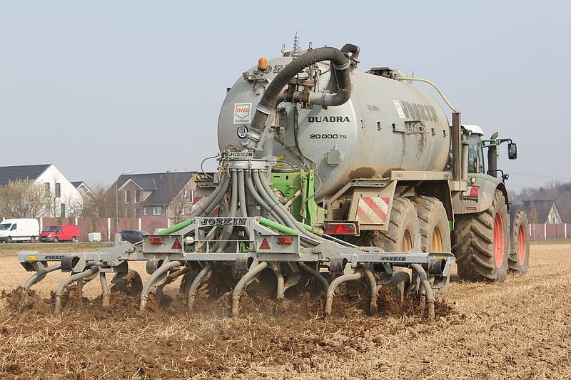  Gülle gehört in den Boden und nicht in die Luft, betont der RLV. Mit der modernen Gülle-Ausbringung sollen nicht nur störende Gerüche vermieden, sondern auch klimaschädliche Stickstoffverluste minimiert werden. 