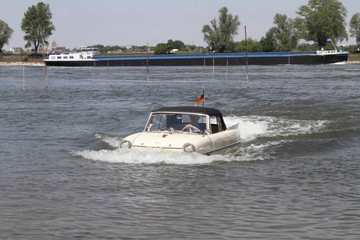 Amphicars erobern den Rhein