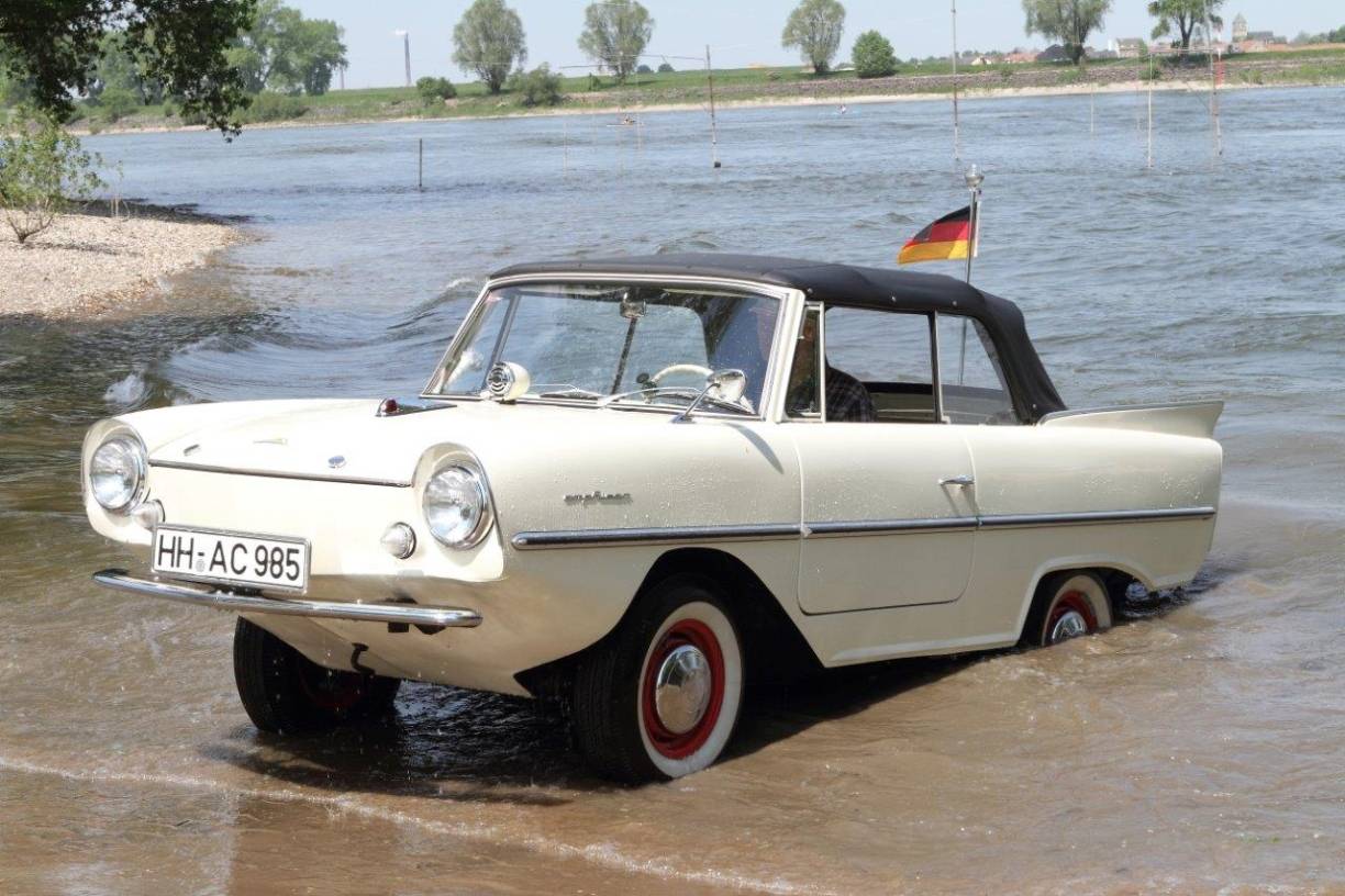 Deutschlandweit größtes Treffen der Wasserfahrzeuge in Krefeld: Amphicars erobern den Rhein