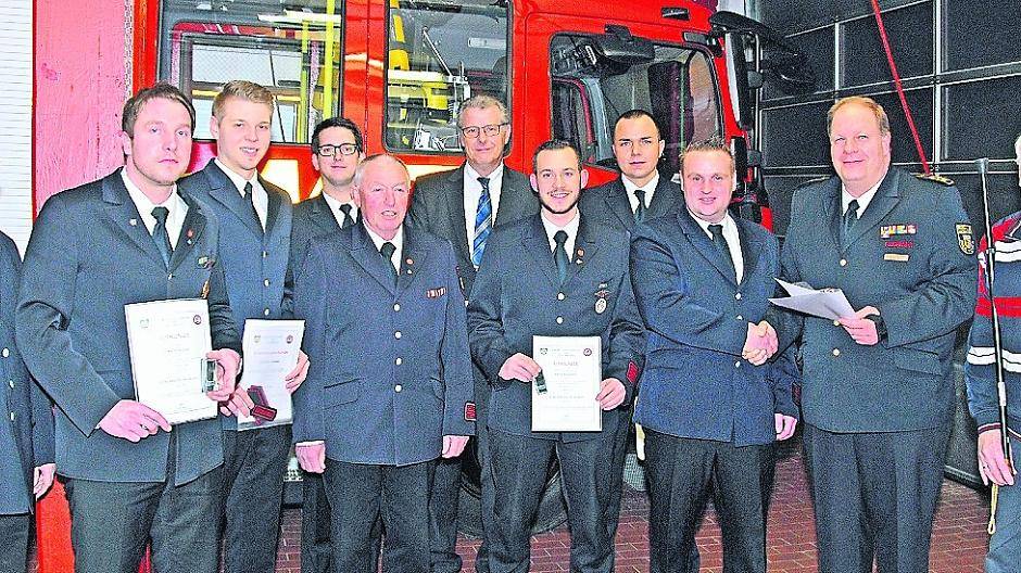 Von links nach rechts: Thomas Jeziorek (stellv. Wehrführer), Timm Schulze, Dominik Jahnen, Michael Dellen, Hans-Peter Reinardy, Martin Zinnel (Stadt Willich), Lars Reinardy, Lars Pazdior (Löschzugführer), Patrick Major (stellv. Löschzugführer), Thomas Metzer (Wehrführer), Ludwig Küppers.