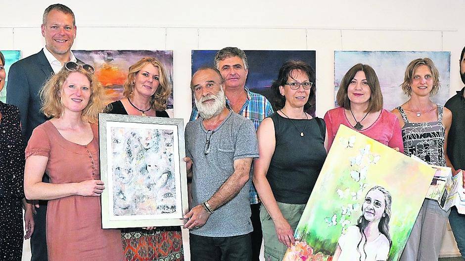  Landrat Dr. Andreas Coenen (2.v.l.) und Museumsleiterin Anke Wielebski (l.) mit der Künstlergruppe um Beate Krempe (4.v.l.). 
