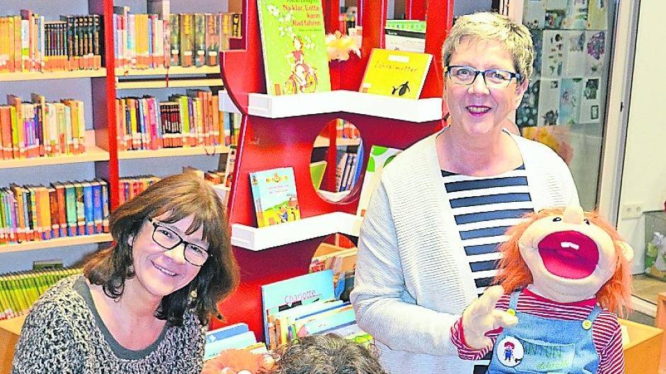  Conny Glaudo, Gertrud Steves und Ulrike Windhausen (von links) in der Kinderecke der Bücherei. 