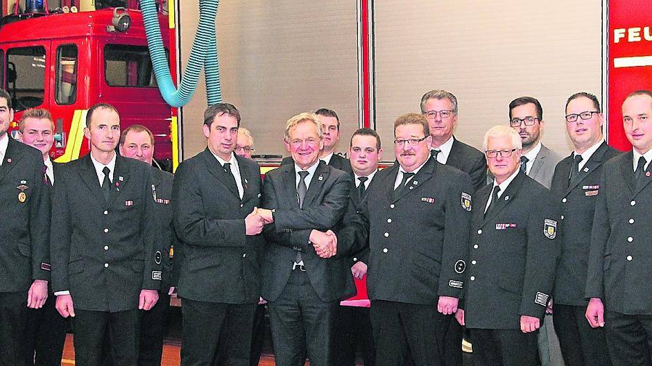 Bürgermeister Josef Heyes (Mitte) mit den geehrten und beförderten Feuerwehrmännern des Löschzugs Clörath.